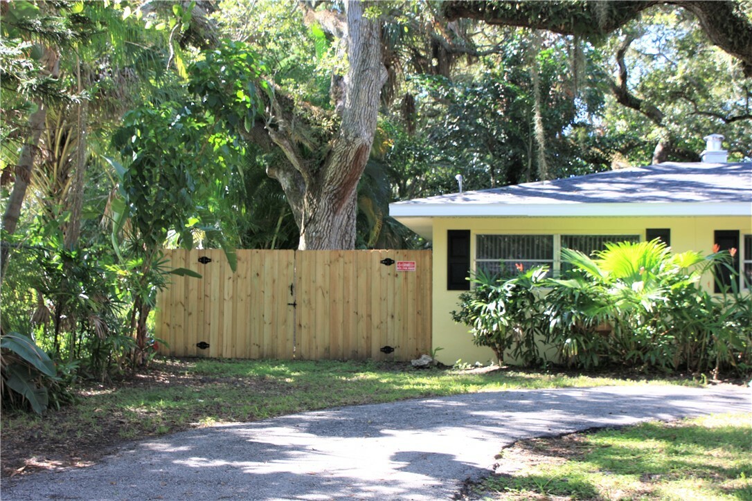 Property Photo: 635 18th Place FL 32960