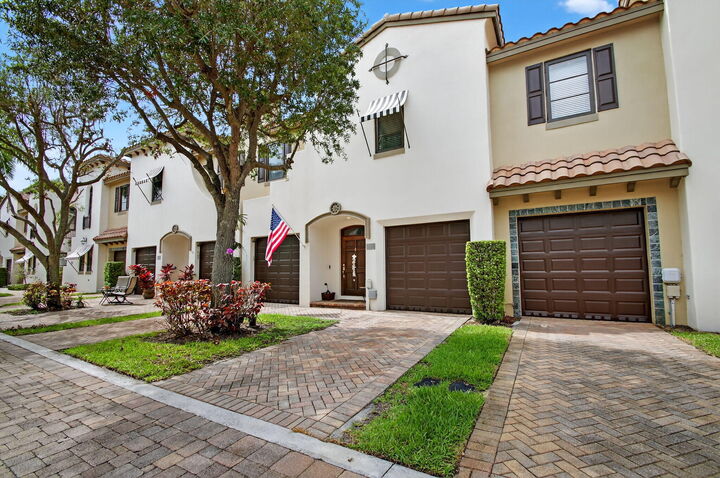 Property Photo: 320 Via Villagio FL 33462