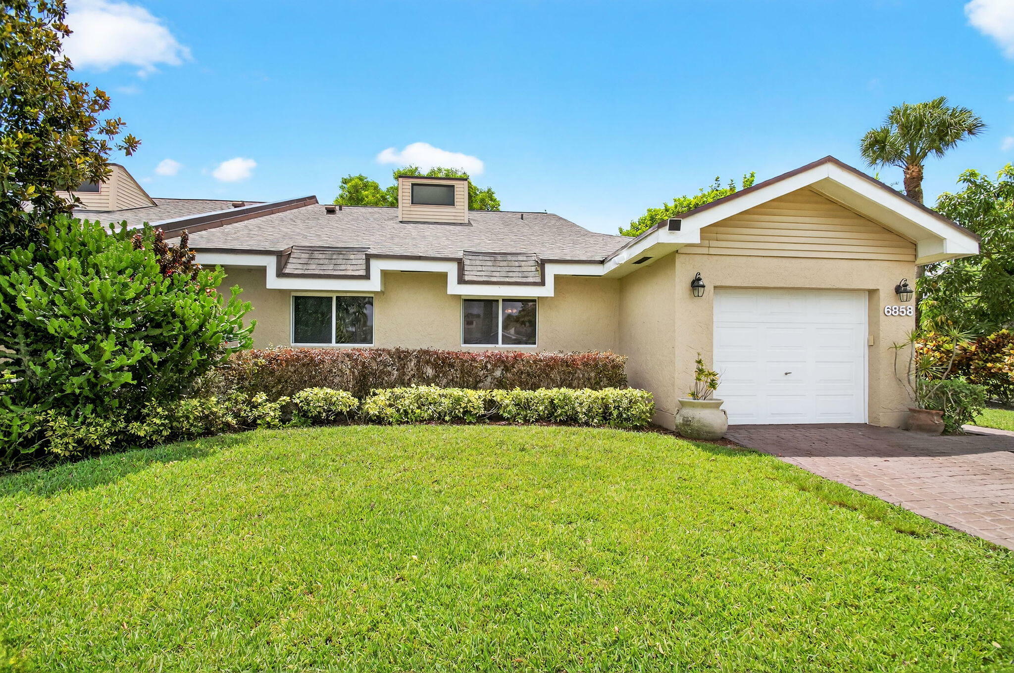 Property Photo: 6858 Fountains Circle FL 33467