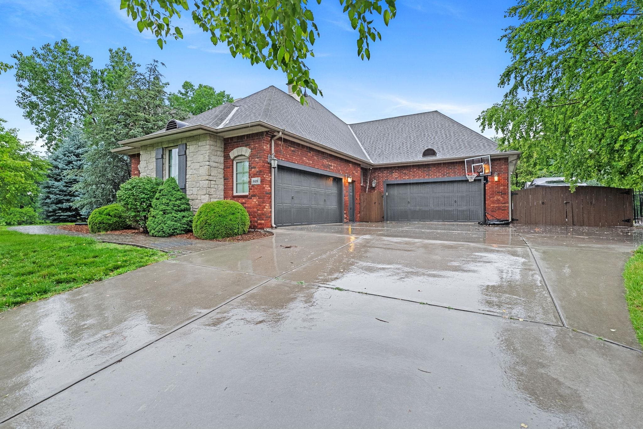 Property Photo: 918 E Lakecrest Dr KS 67002