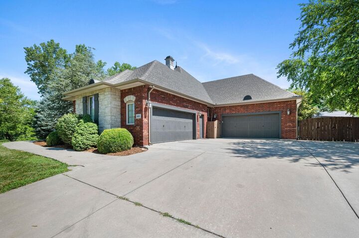 Property Photo: 918 E Lakecrest Dr KS 67002