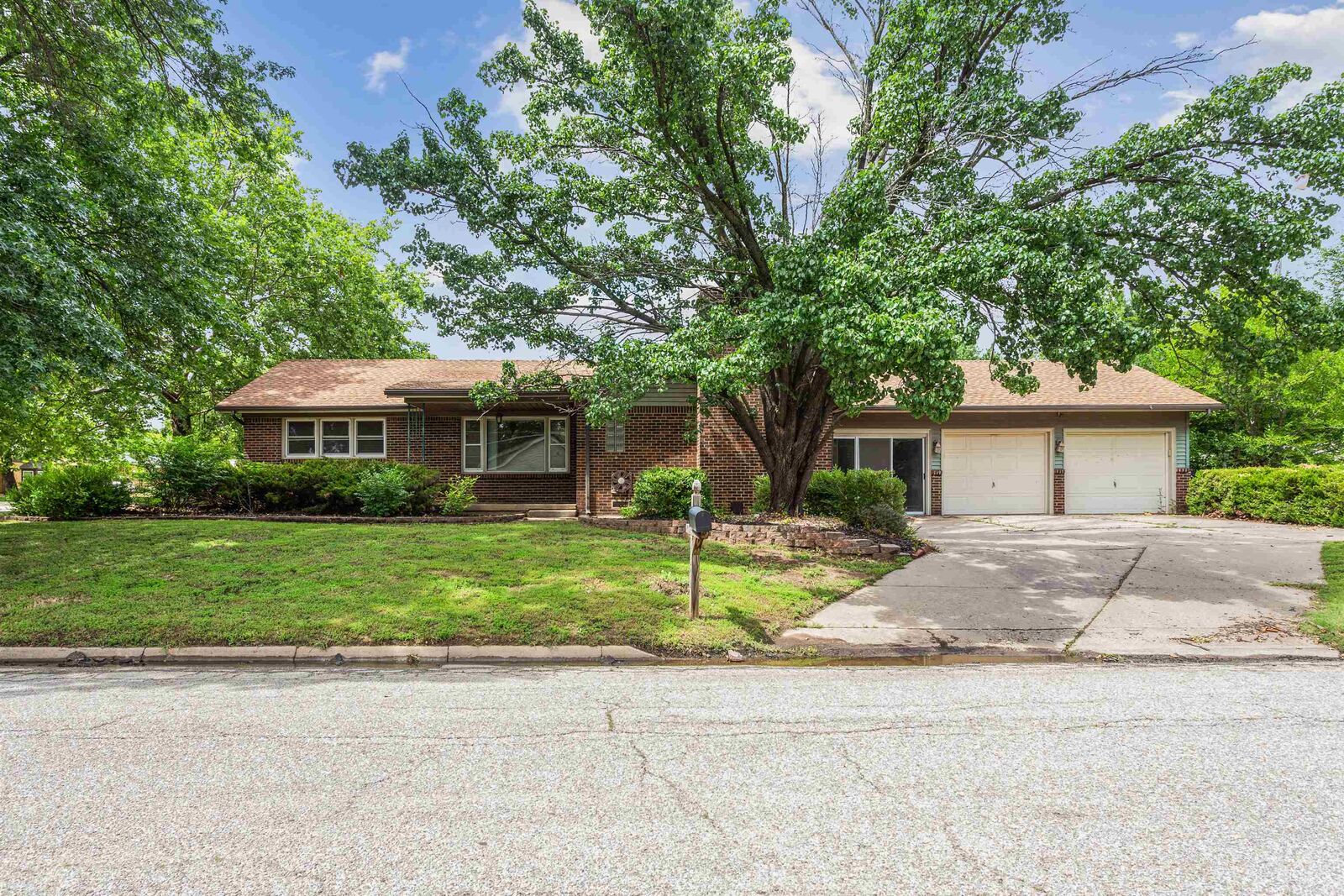 Property Photo:  300 E Greenway  KS 67037