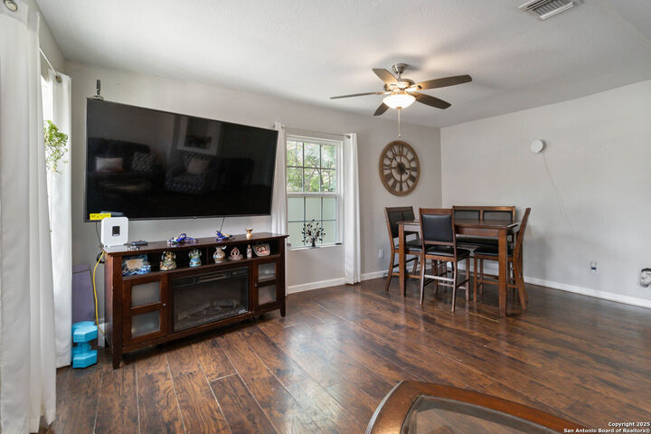 Property Photo: 802 Poinsettia TX 78202