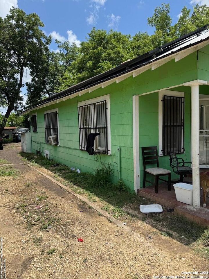 Property Photo: 211 Wilcox TX 78211