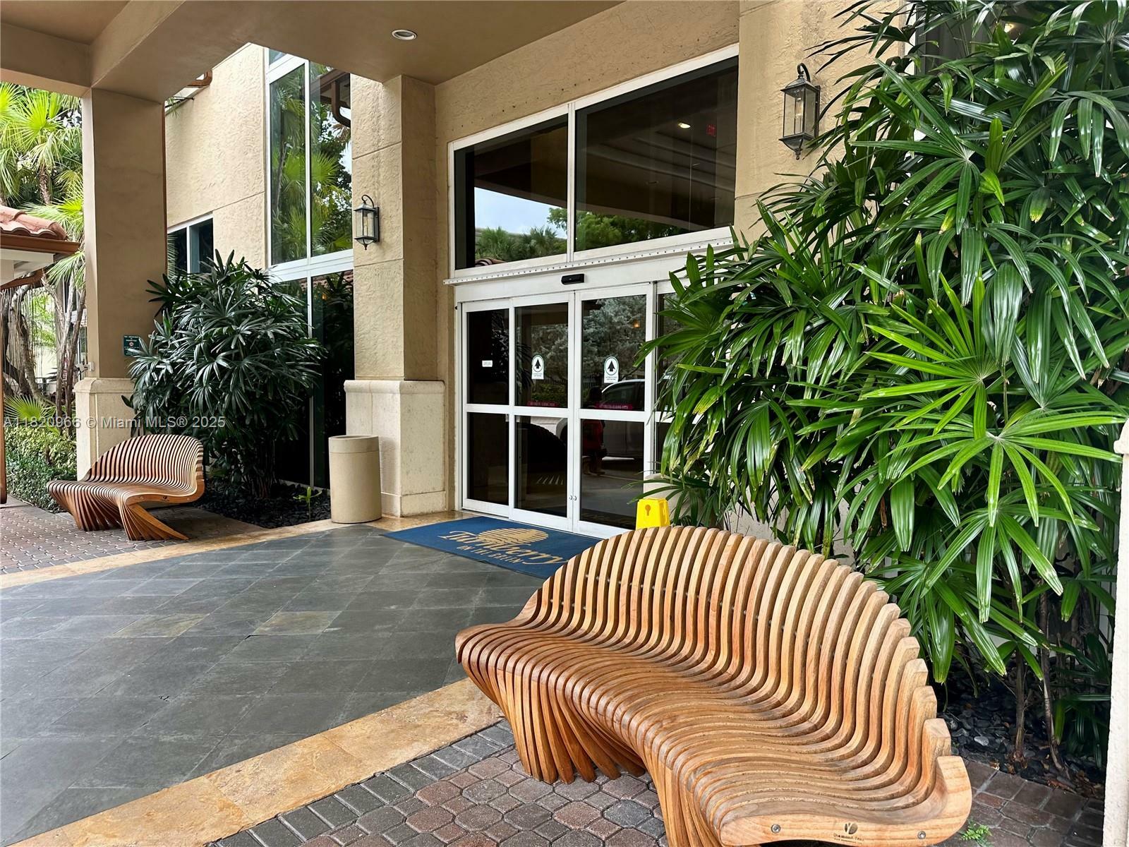 Property Photo:  19501 W Country Club Dr 914  FL 33180 
