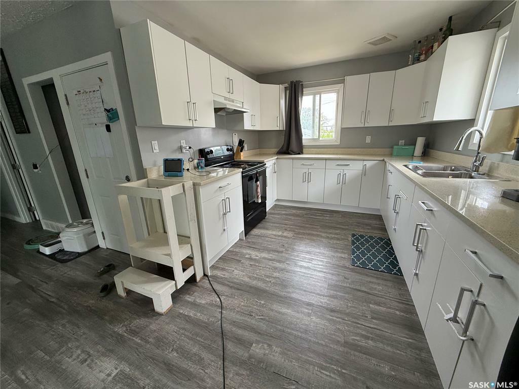 Property Photo: 938 P Avenue N SK S7L 2W6