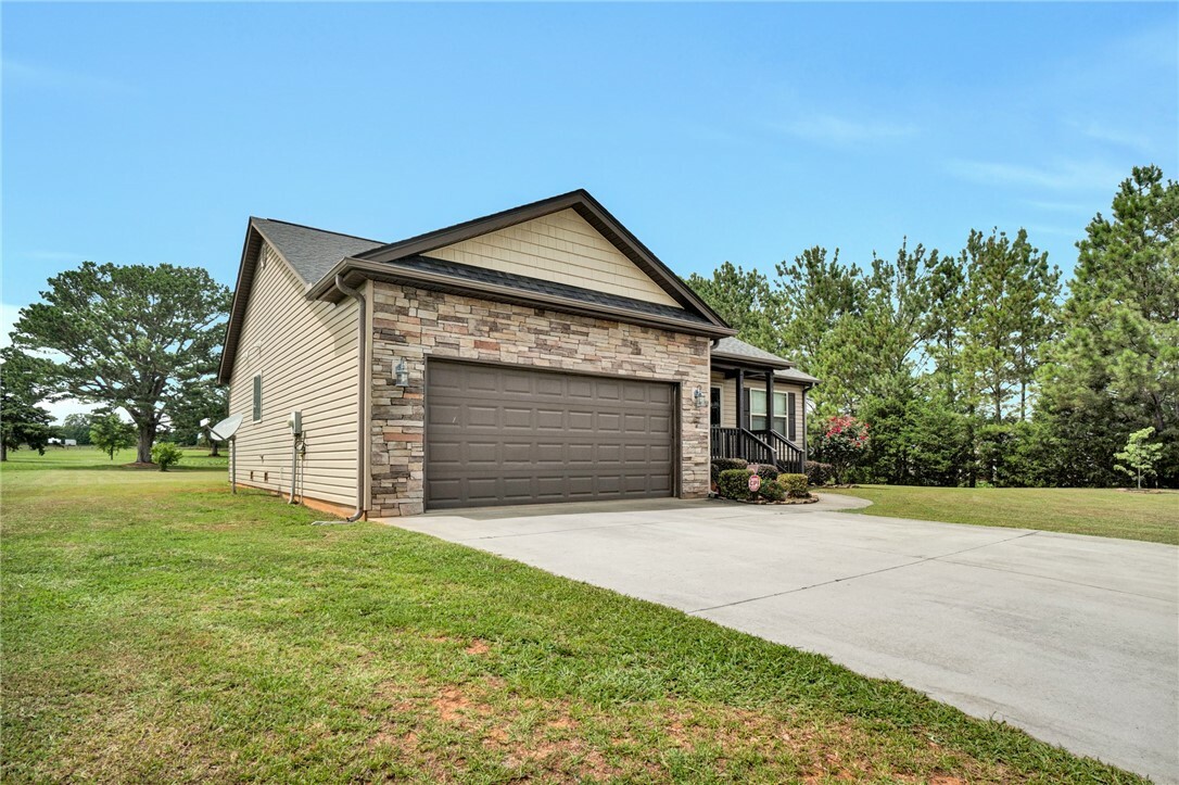Property Photo: 102 Tea Leaf Court SC 29626