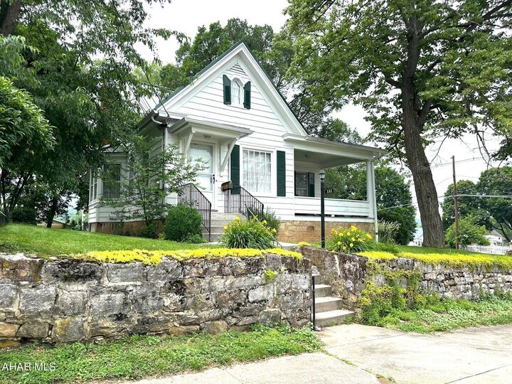 132 S Thomas Street  Bedford PA 15522 photo
