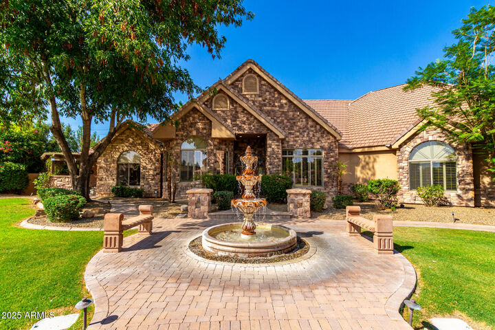 Property Photo:  2558 E Page Court  AZ 85234 