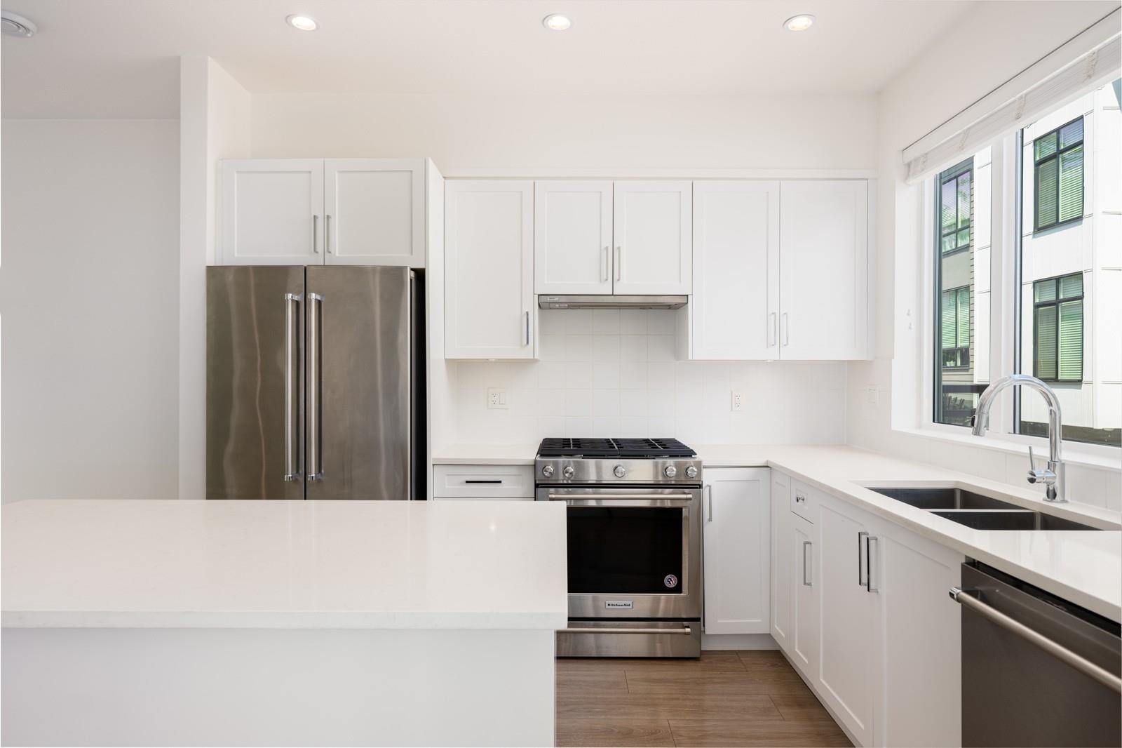 Property Photo: 16433 19th Avenue 15 BC V3Z 0Z1