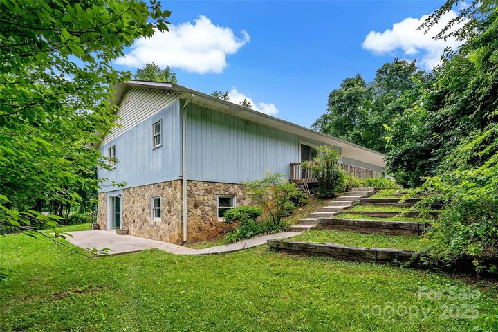 Property Photo: 2526 Hankins Road NC 28752