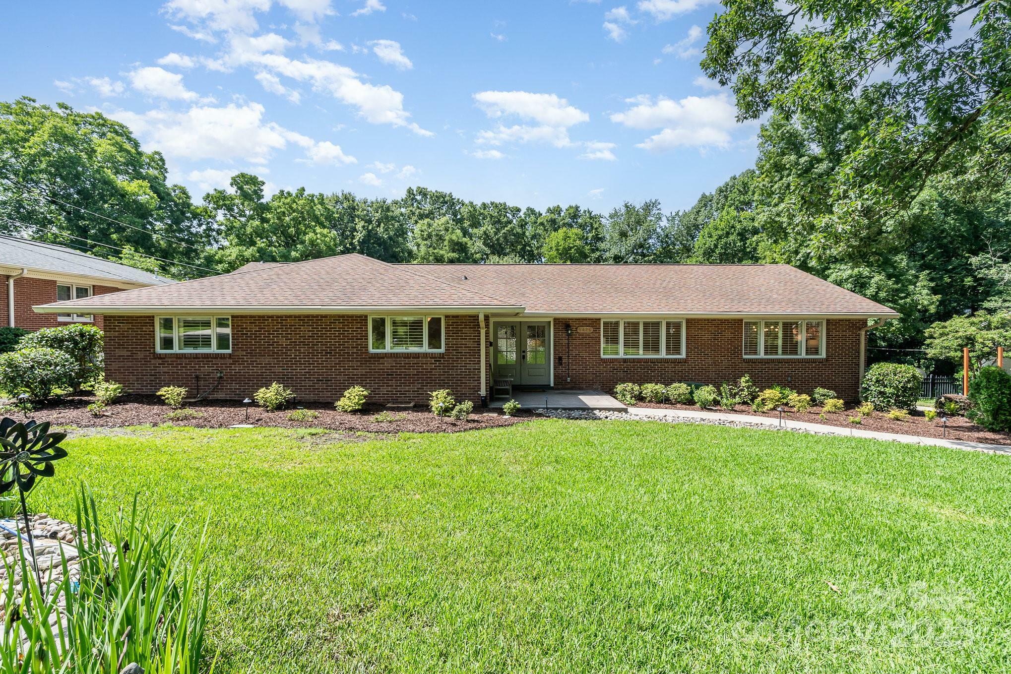 5424 Doncaster Drive  Charlotte NC 28211 photo