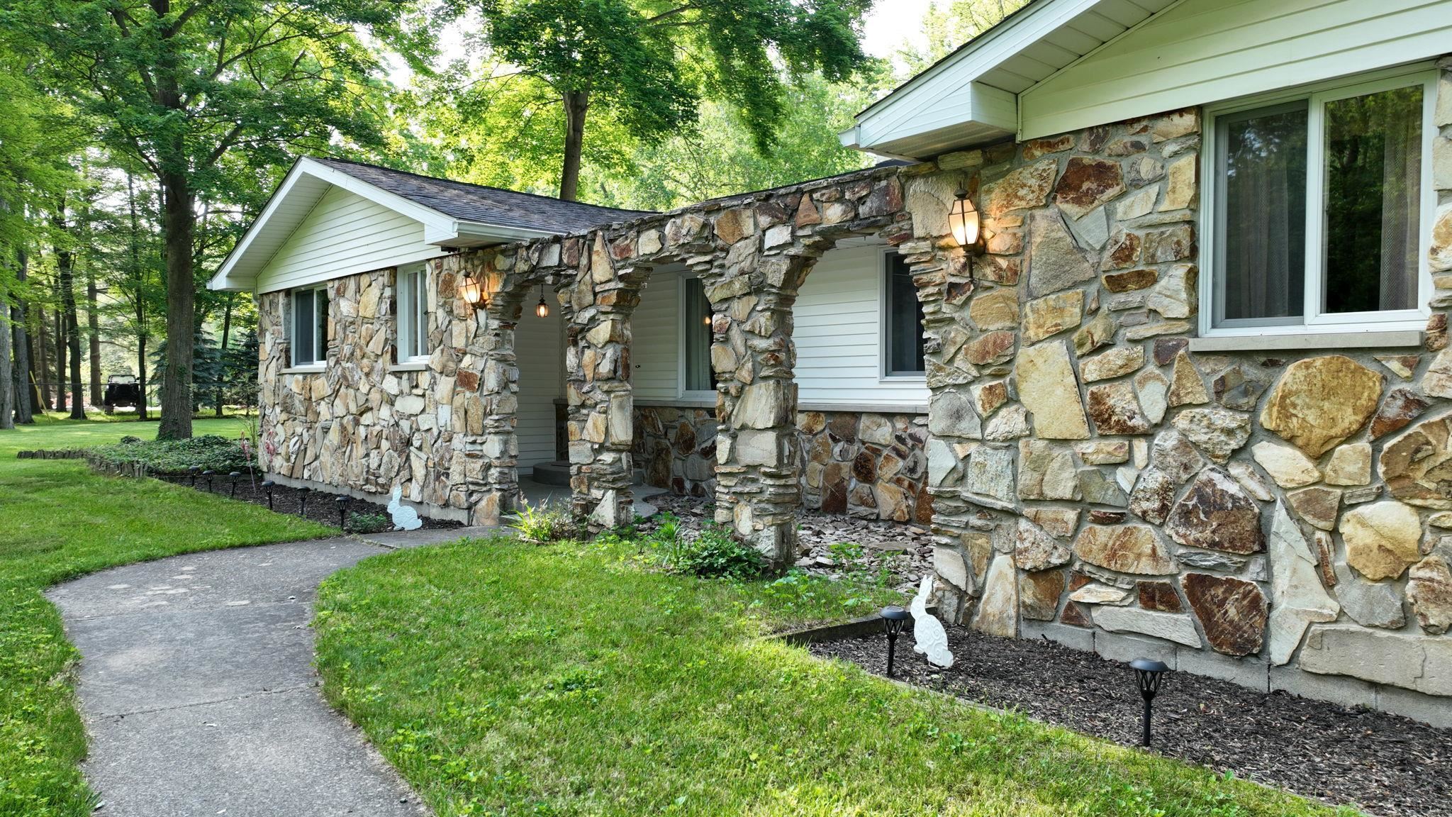 Property Photo: 5724 E Townline Road MI 48415