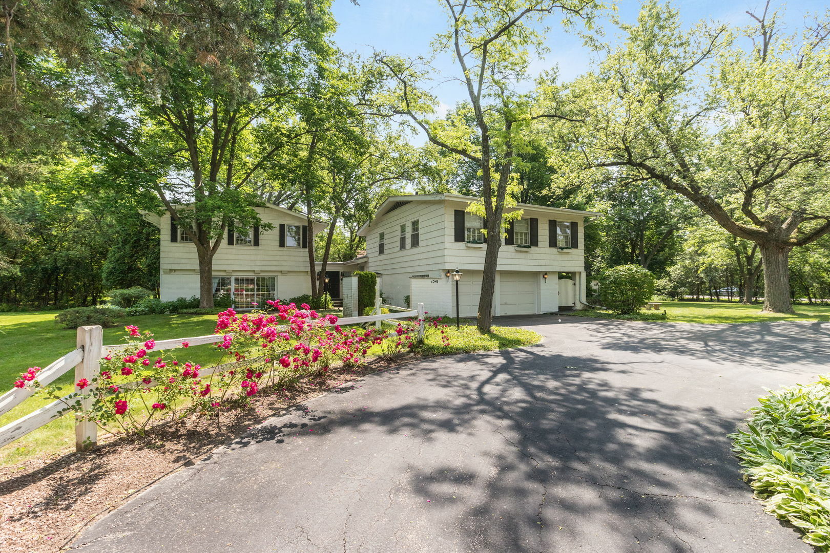 Property Photo: 1541 Woodlark Drive IL 60062