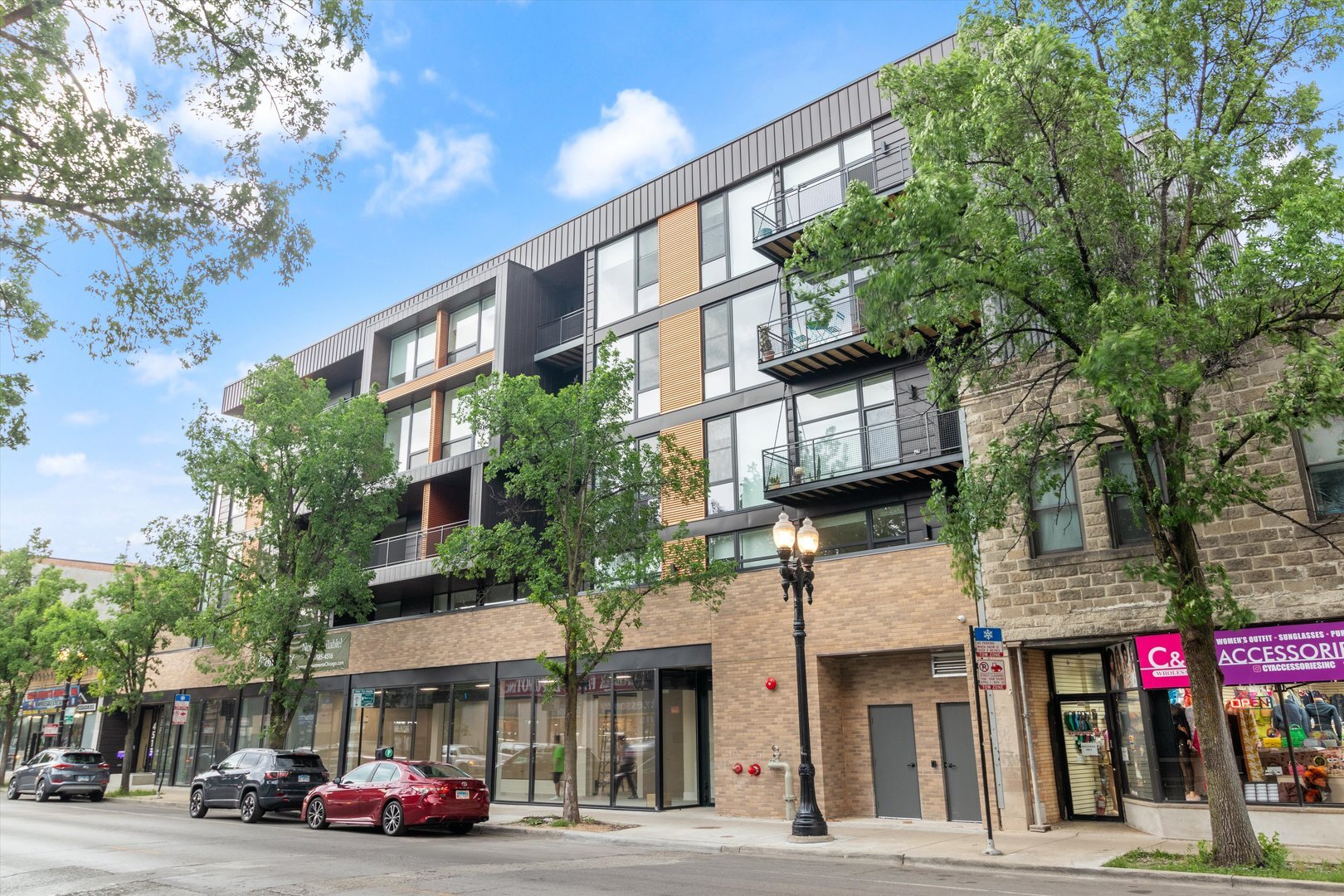 Property Photo: 4513 N Clark Street 408 IL 60640