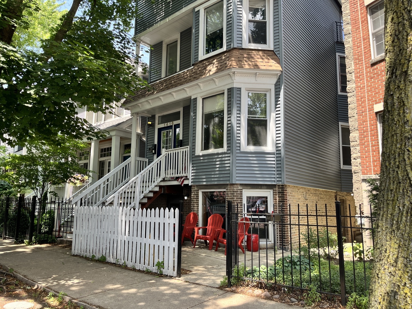 Property Photo: 1416 W Wolfram Street G IL 60657