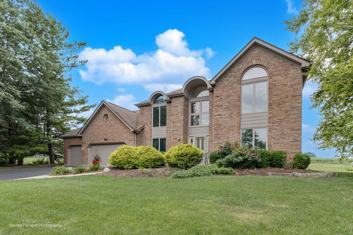 Property Photo: 420 Fairway View Drive IL 60102