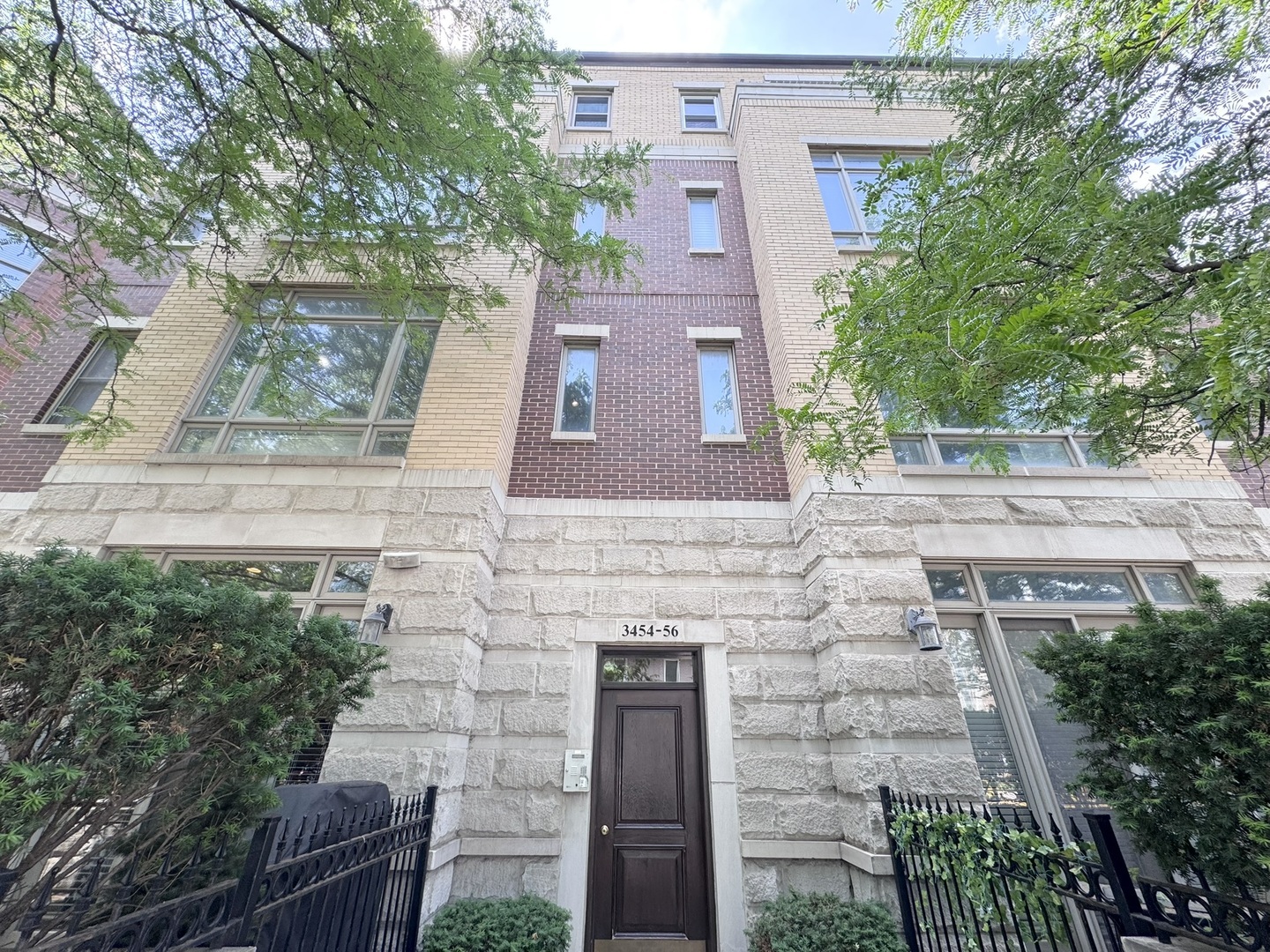 Property Photo: 3454 N Ashland Avenue 4S IL 60657