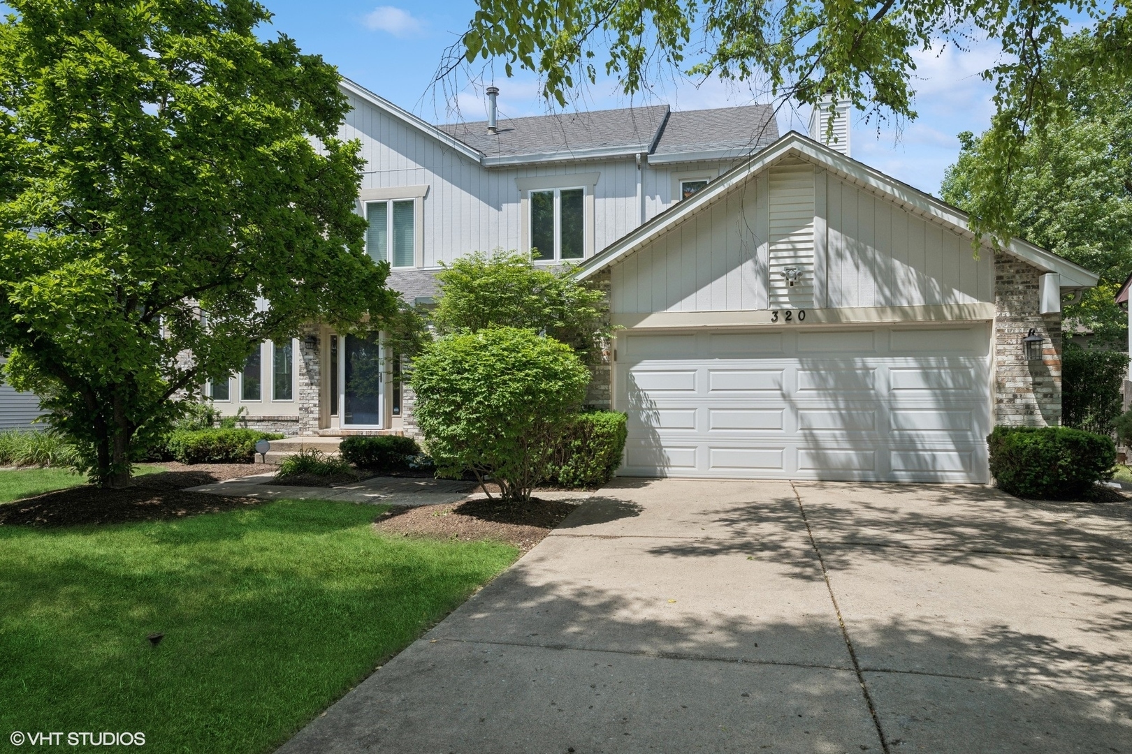 Property Photo: 320 Chateau Drive IL 60089