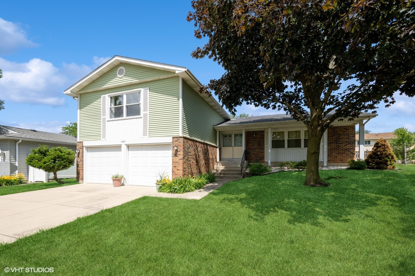 Property Photo: 4085 N New Britton Drive IL 60192