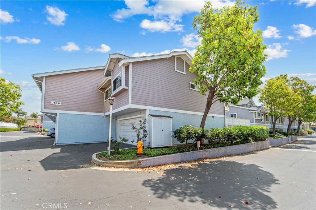 Property Photo: 18051 Wakefield Ln 106 CA 92648