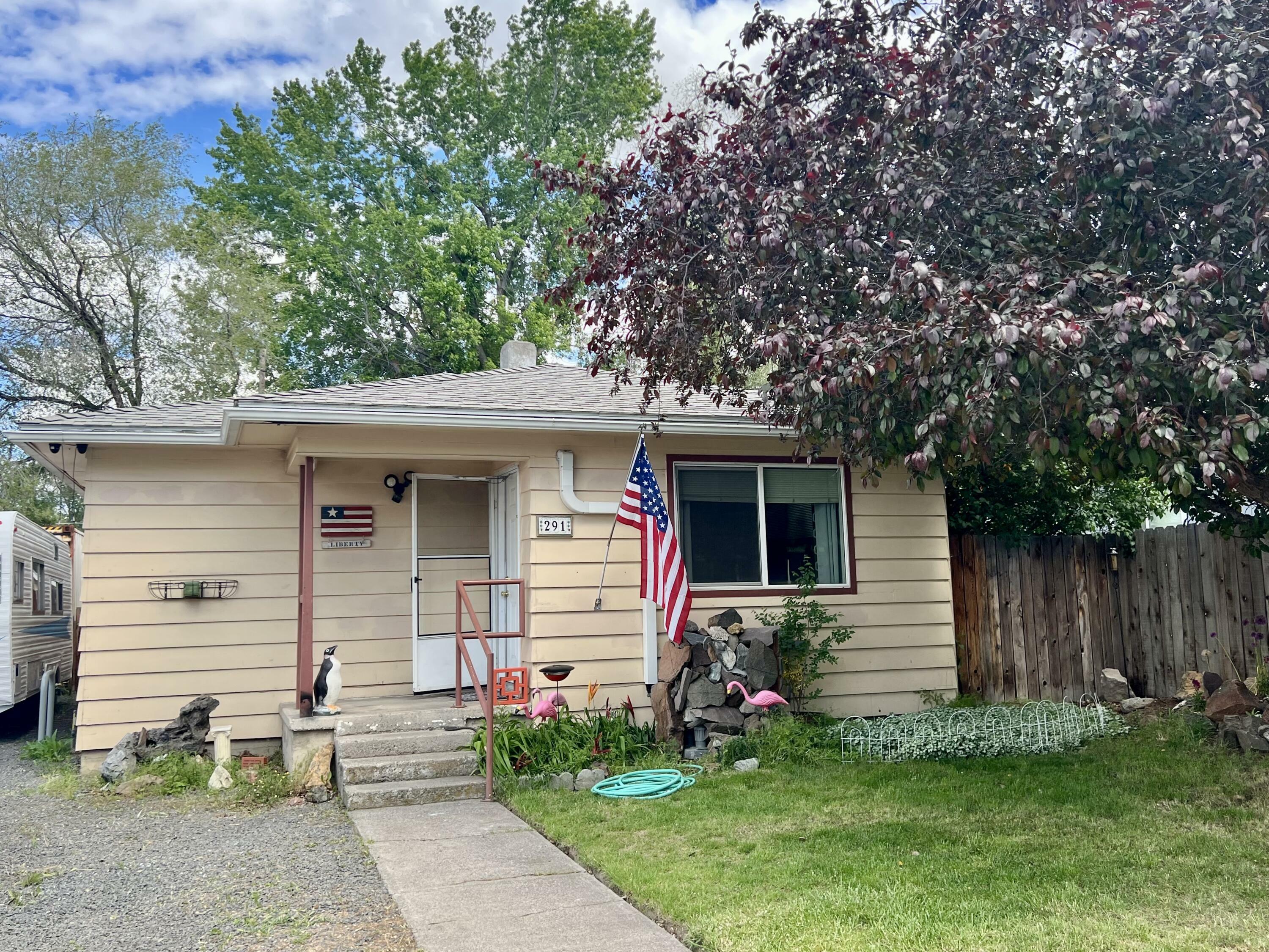 Property Photo: 291 SE 7th Street OR 97741
