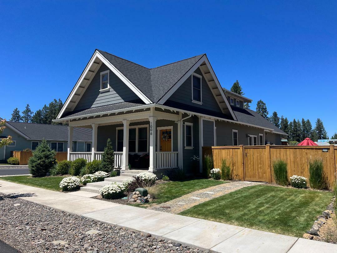 Property Photo: 1006 E Black Butte Avenue OR 97759