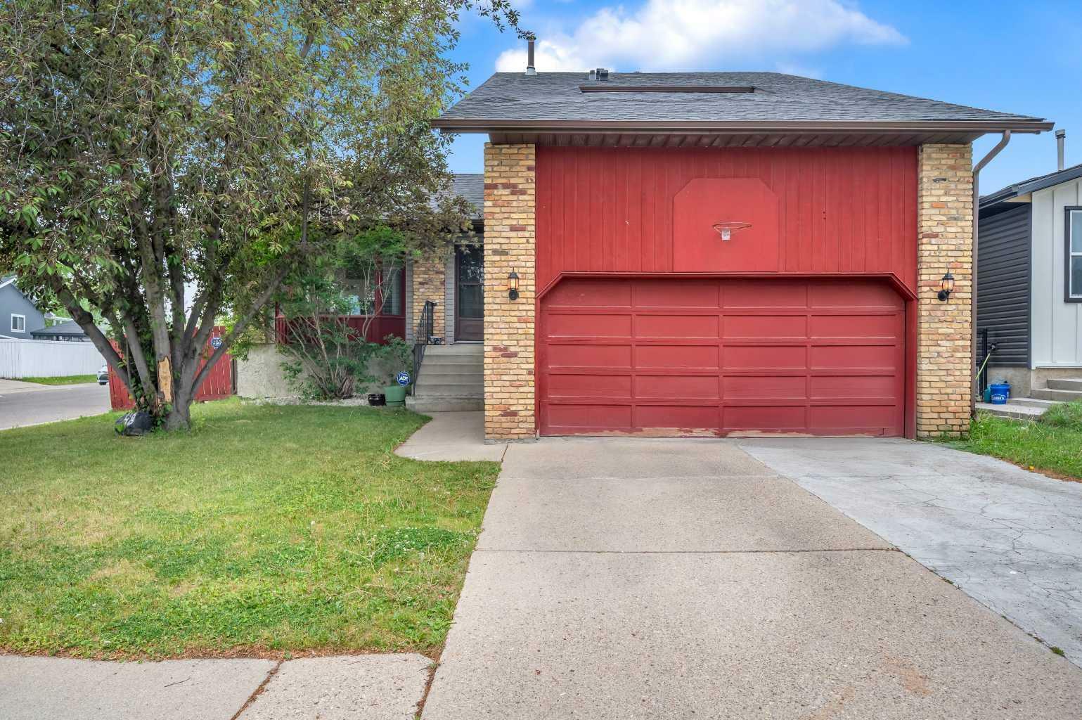 Property Photo: 48 Castleglen Court NE AB T3J 2B8
