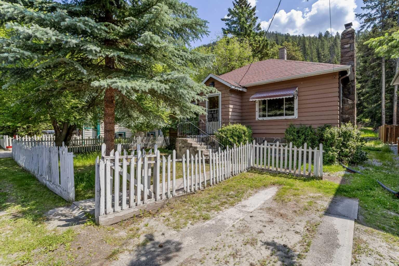 Property Photo: 404 Otter Street AB T1L 1E3