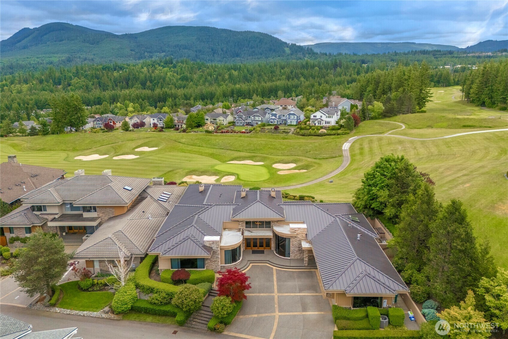 Property Photo: 7215 Saint Andrews Lane SE WA 98065