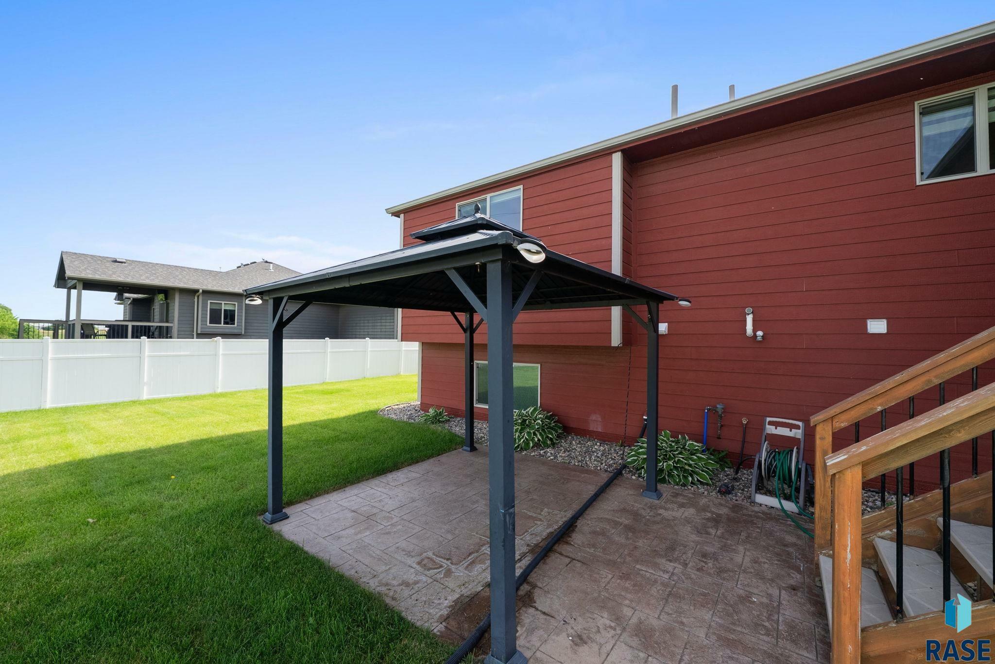 Property Photo: 3101 S Dubuque Ave SD 57110