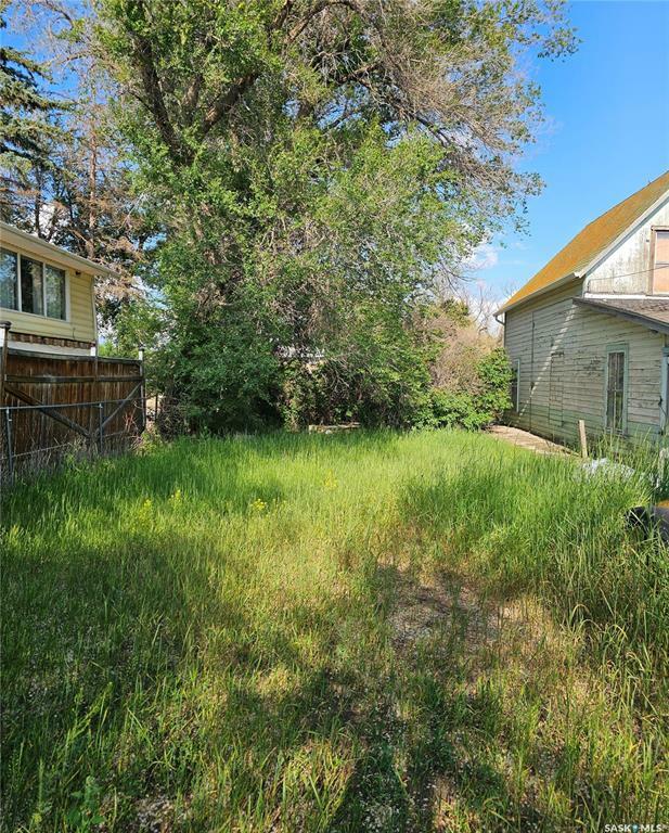 Property Photo: 58 3rd Avenue NE SK S9H 2G2