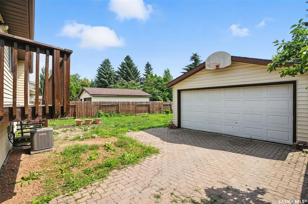 Property Photo: 238 Stillwater Drive SK S7J 4K3