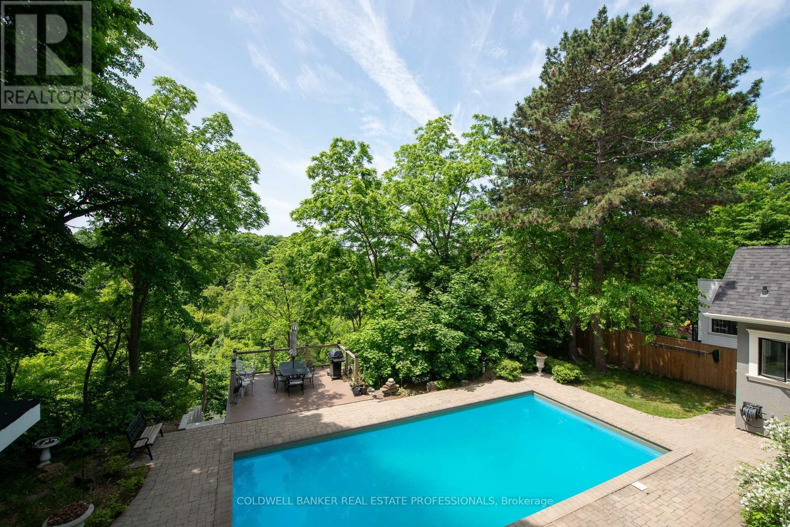 Photo de la propriété: 416 Trafalgar Road ON L6J 3H7