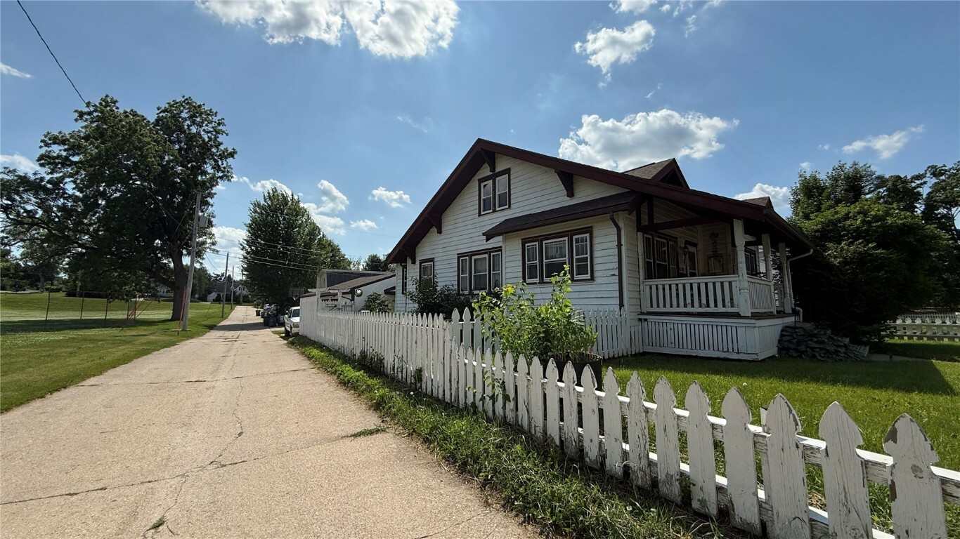 Property Photo: 419 21st Street NE IA 52402