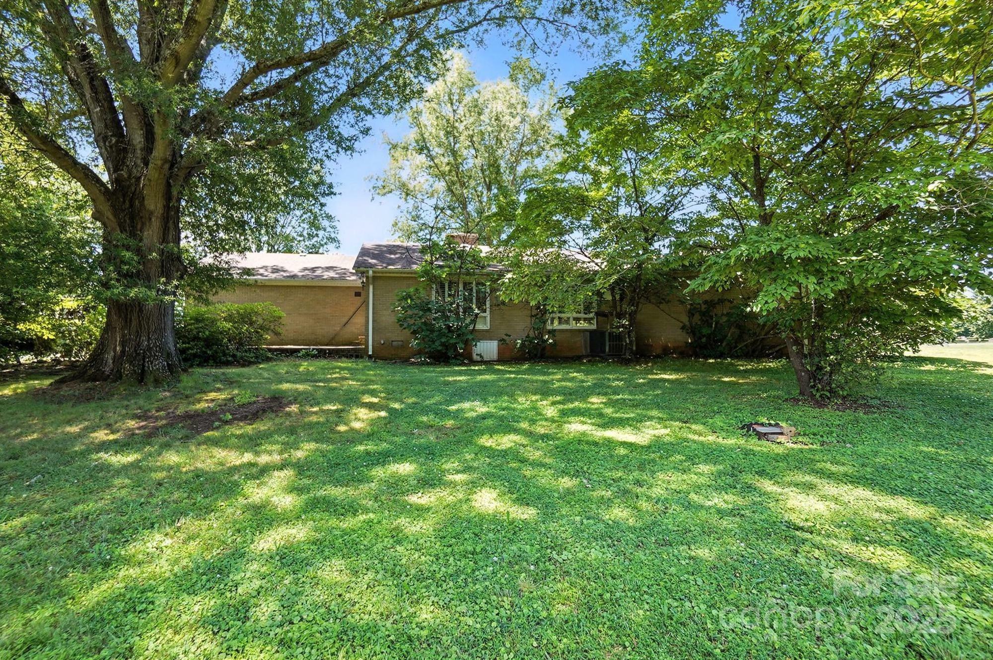 Property Photo: 13909 Idlewild Road NC 28105