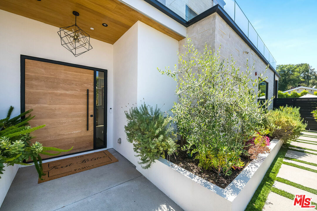 Property Photo: 11258 Laurie Dr CA 91604