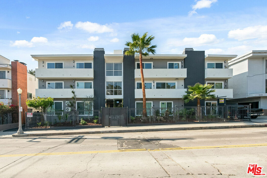 Property Photo: 2447 N Beachwood Dr CA 90068
