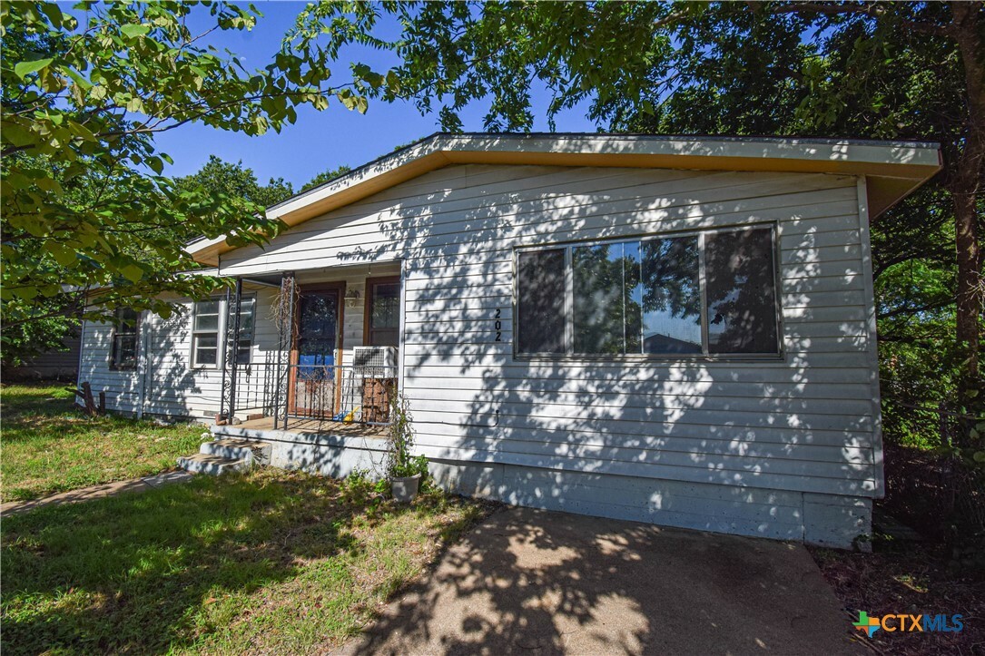 Property Photo: 202 Margaret Lee Street TX 76522
