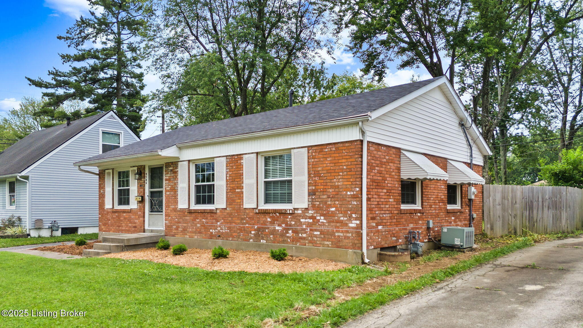 Property Photo: 9506 Sue Helen Dr KY 40299