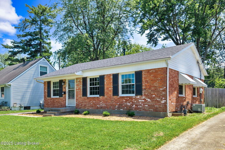 Property Photo: 9506 Sue Helen Dr KY 40299