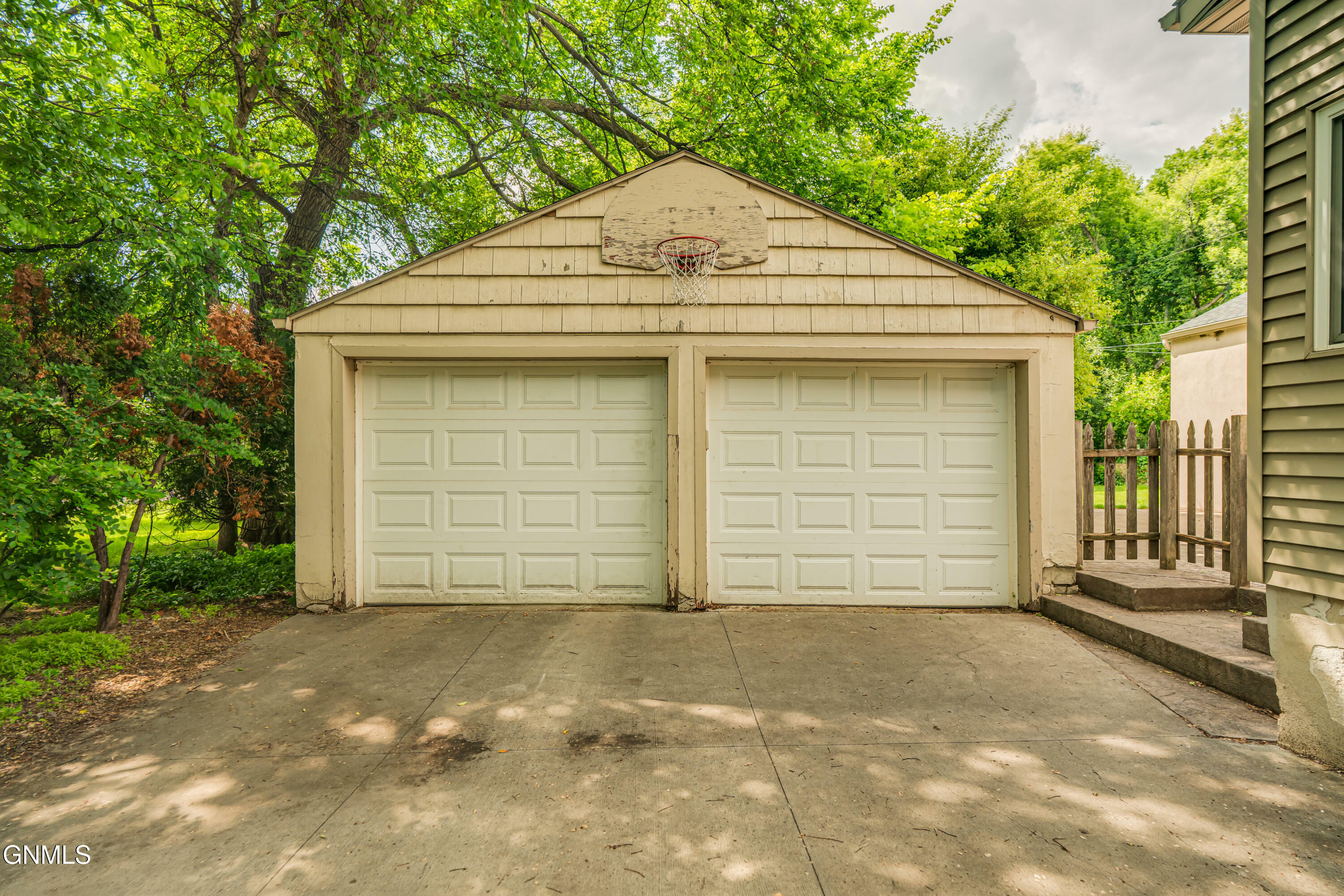 Property Photo: 710 N Bell Street ND 58501