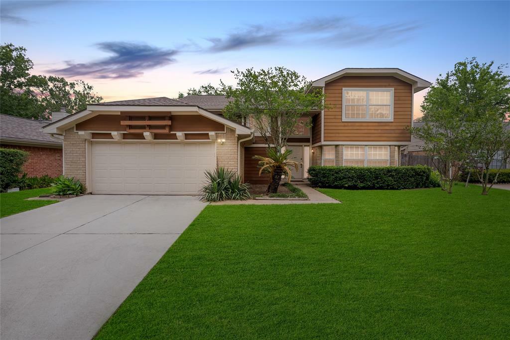 Property Photo:  2207 Brook View Lane  TX 77479 