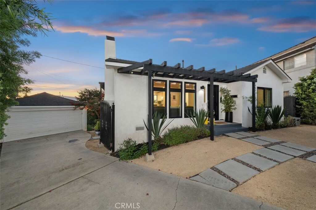 Property Photo: 2329 Vineyard Avenue CA 90016