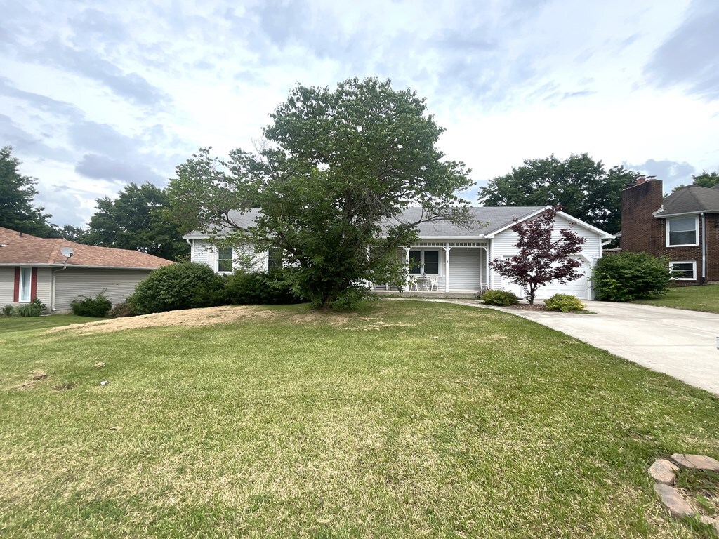 Property Photo: 1609 Morningside Drive MO 64601
