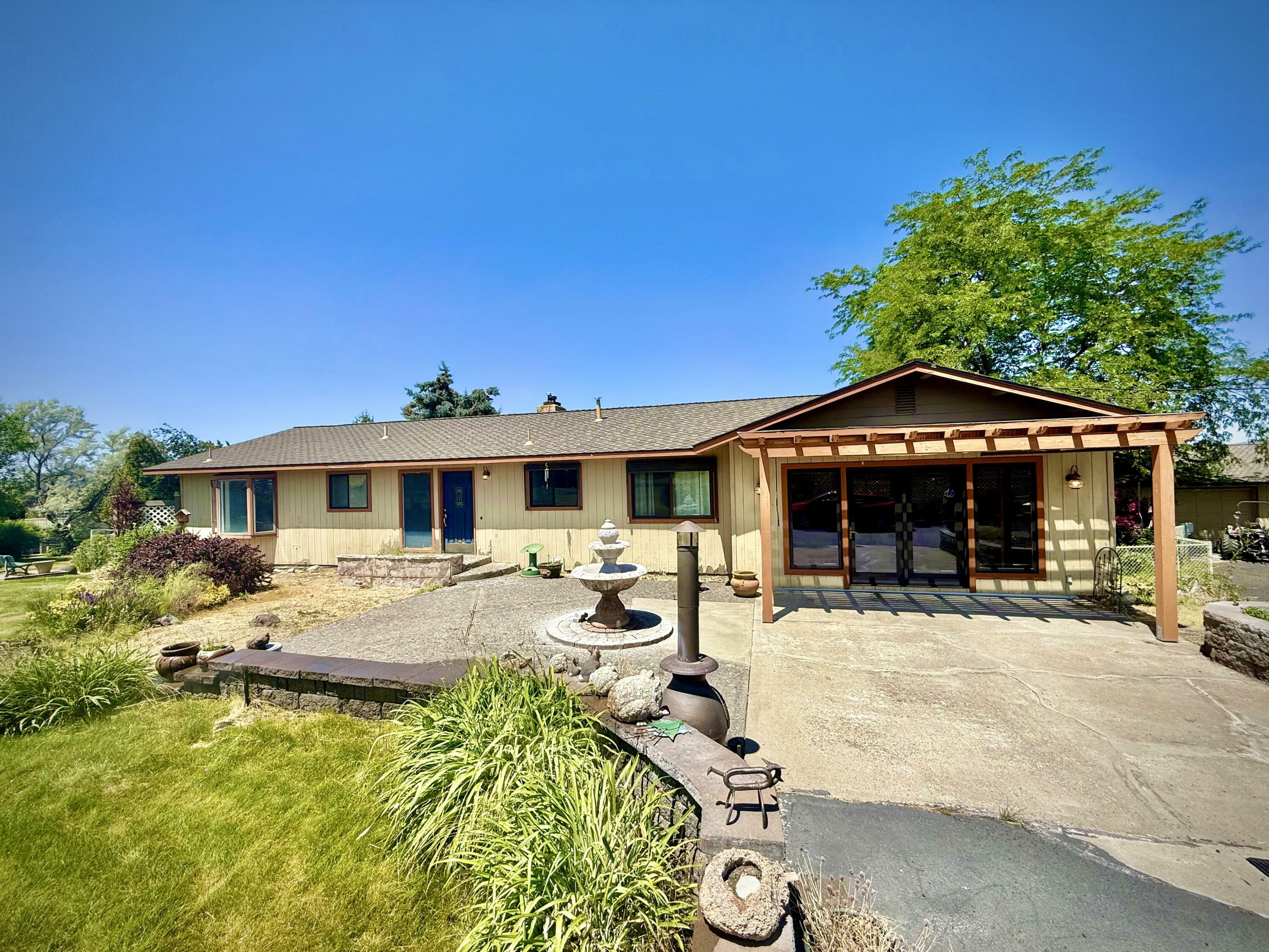 Property Photo: 874 NW West Hills Road OR 97754
