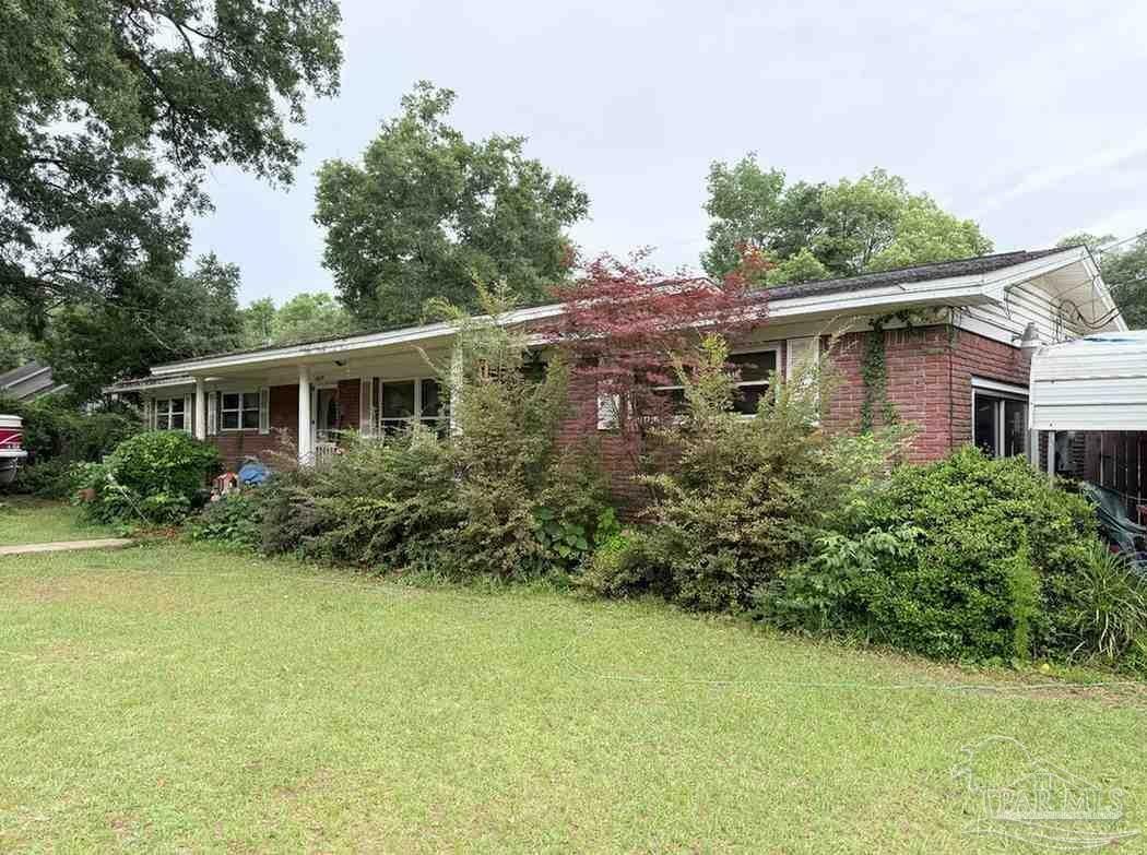 Property Photo: 4673 Van Horn Rd FL 32583