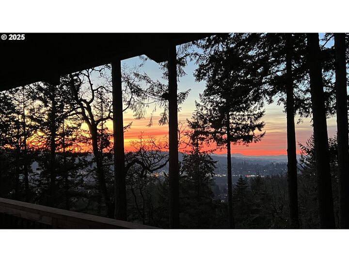 Property Photo:  2830 Capital Dr  OR 97403 