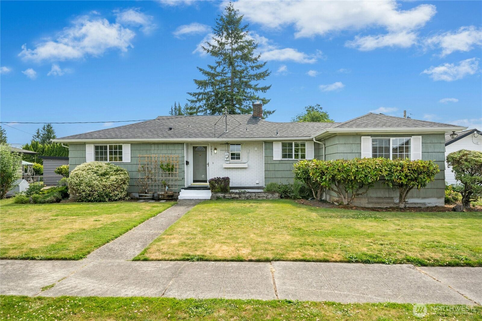 Property Photo:  1037  Harding Street  WA 98022 