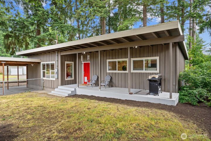 Property Photo:  18568  Densmore Avenue N  WA 98133 